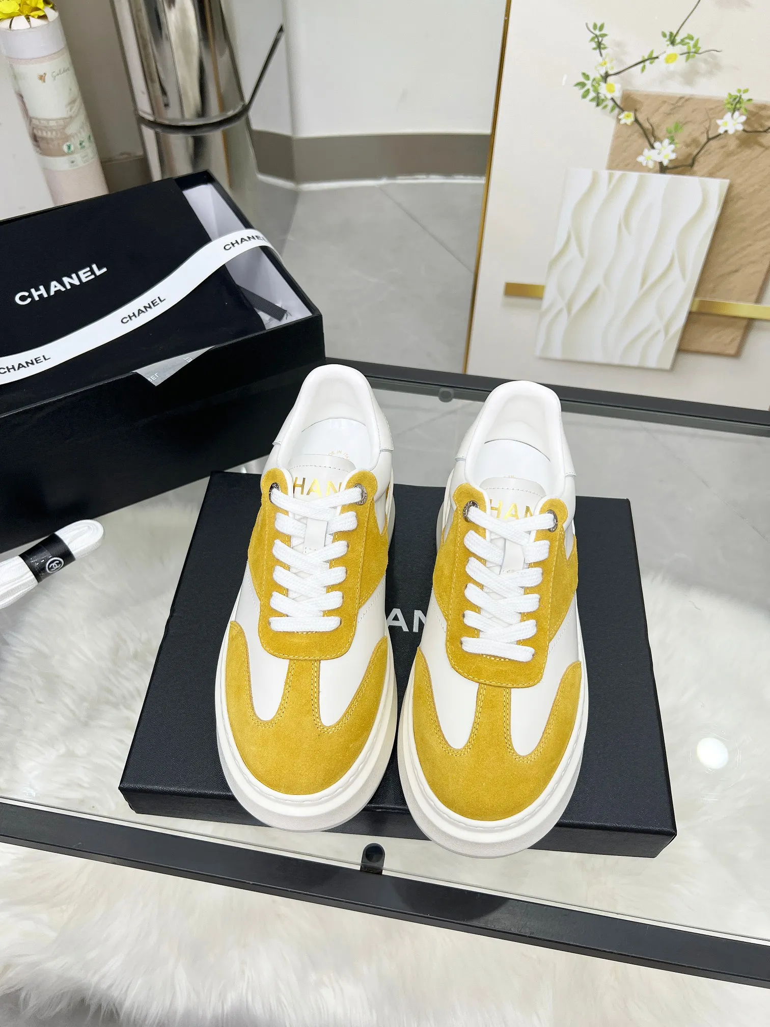 👟👟Ex-factory price 480👟👟 CHANEL 25C spring and summer new sports shoes official website is available at the same time ❤️ Counter out-of-stock kings. Major bloggers are recommending new styles on social days. This season’s new styles are simply eye-catching and look great on the feet. The casual casual sports style is refreshing and natural, interpreting Chanel’s fashionable femininity. The overall customization makes all sports models on the market at that time obsolete. This series is now available for sale! The upper is made of custom imported pebbled calf leather ➕ custom frosted calf leather. The lining is made of original one-to-one professionally customized mesh. Hardware accessories. Original full set of molds (not common in the market). Original custom molded TPU combination outsole. Height 4 cm. Women's size 35-39.